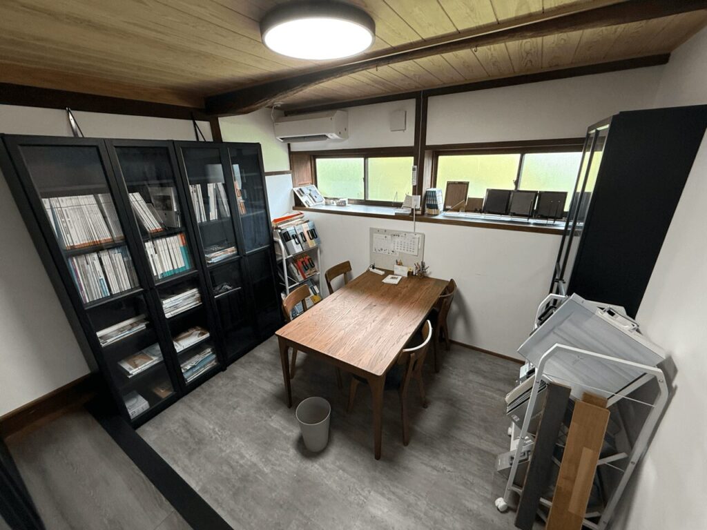１階の会議スペース。設計事務所が運営母体らしく建築関連資料がズラリと並んでいます。｜大分県中津市の隠れ家スポット「sanko hub」