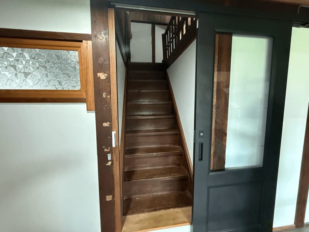 ここから２階スペースへ。隠れ家っぽい雰囲気マシマシです。｜大分県中津市の隠れ家スポット「sanko hub」