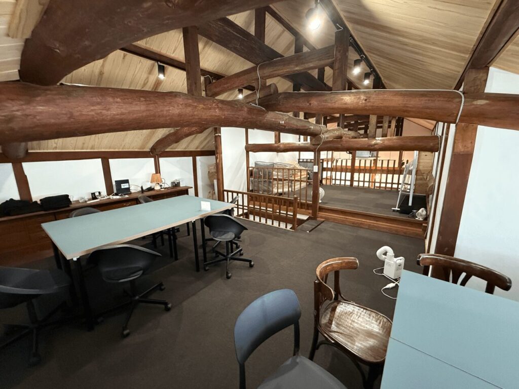 ２階スペースにもイス・デスクがあり、作戦会議する場所として最適です！｜大分県中津市の隠れ家スポット「sanko hub」