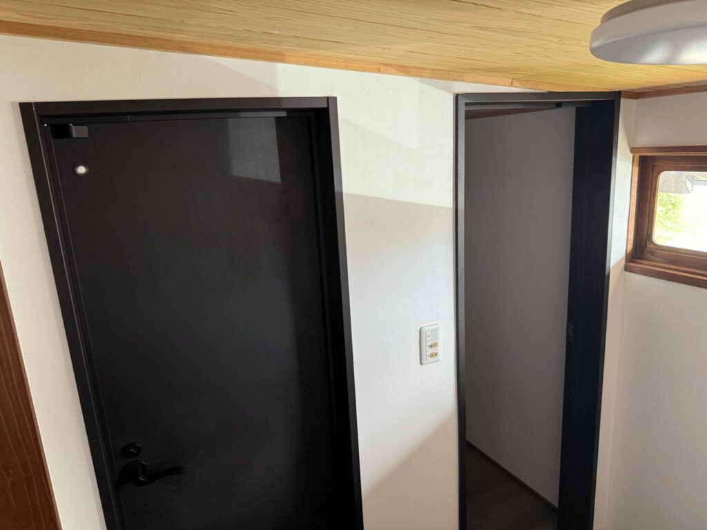 トイレは２つ。温水洗浄便座も完備で長時間滞在しても安心です。｜大分県中津市の隠れ家スポット「sanko hub」