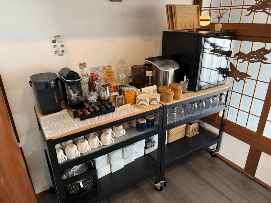 １日５５０円で飲み放題のドリンクコーナー。満足度はかなり高めです！｜大分県中津市の隠れ家スポット「sanko hub」