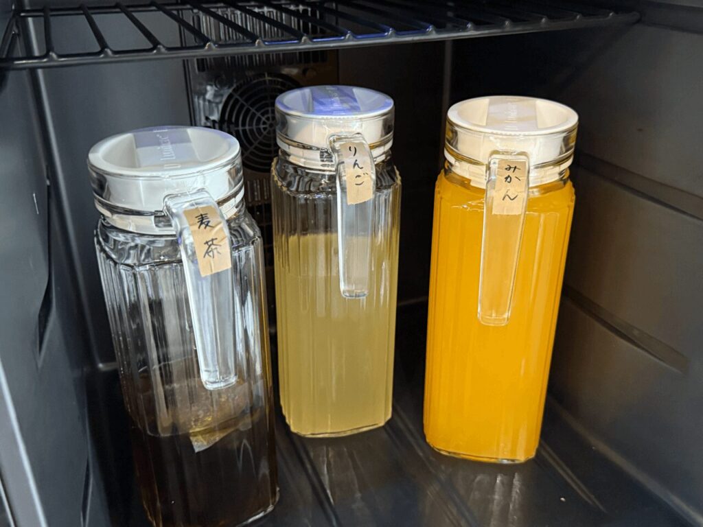 ミニ冷蔵庫には麦茶やジュースまでありました。ファミレスのドリンクバーに引けを取らない品揃えです。｜大分県中津市の隠れ家スポット「sanko hub」