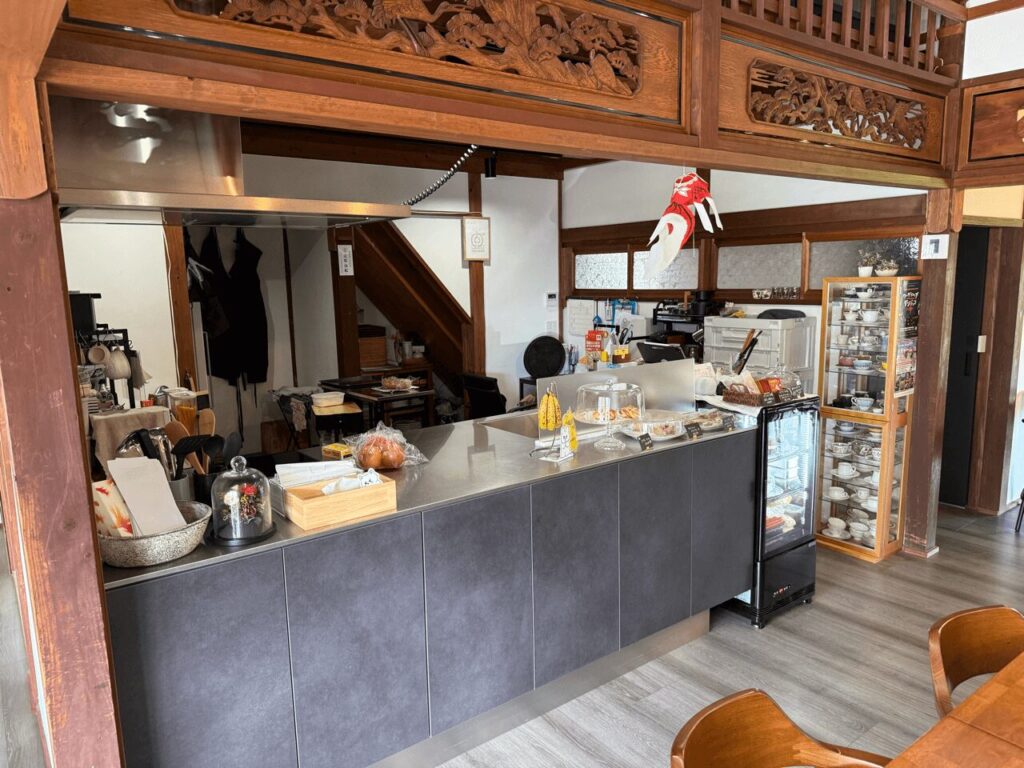 古民家を思わせる建具におしゃれなキッチンスペースが同居してます。｜大分県中津市の隠れ家スポット「sanko hub」