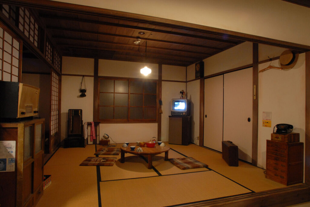 夢町三丁目館の室内展示、ちゃぶ台と座布団、ブラウン管テレビと黒電話で昭和初期の和室を再現