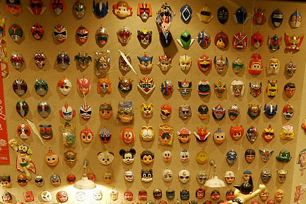 昭和ロマン蔵の駄菓子屋の夢博物館、壁に多数並べられた昭和のお面のアップ展示