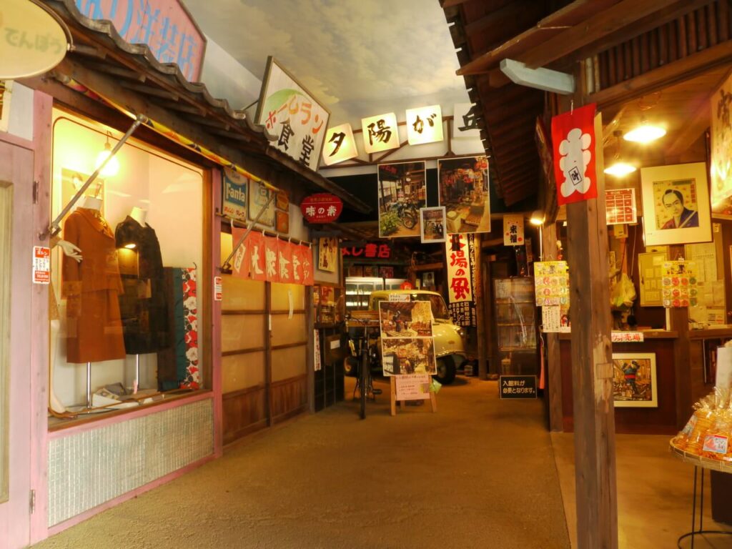 昭和の夢町三丁目館 ― 昭和30～40年代の街並みを再現した通りの展示、マネキンや食堂も並ぶ