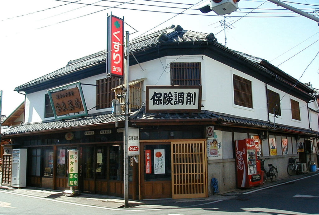 豊後高田昭和の町に残る安東薬局の外観、昭和初期の薬局建築が当時のまま保存されている