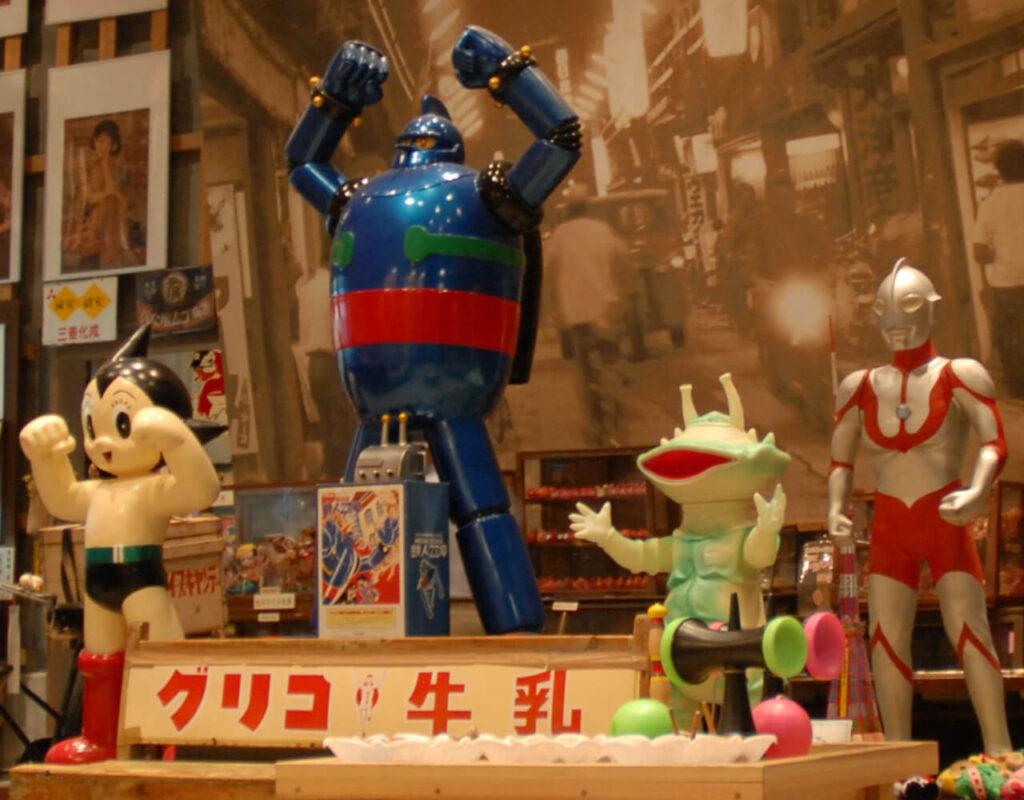 夢町三丁目館の室内、鉄人28号や鉄腕アトム、ウルトラマンなどの懐かしい巨大フィギュアが並ぶ