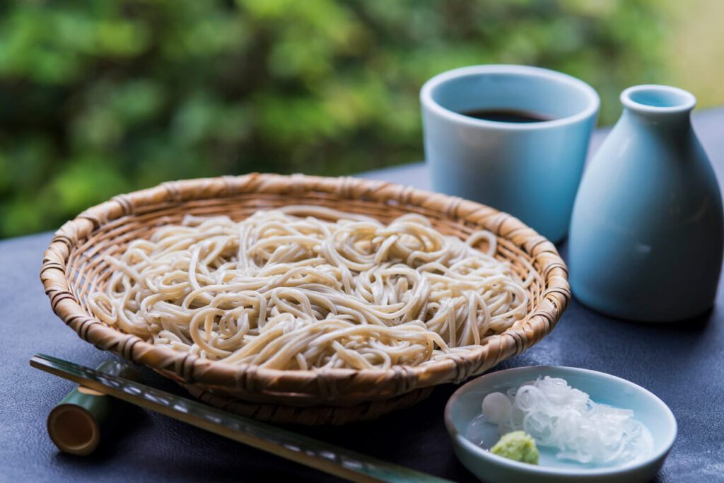 豊後高田産そば粉の十割ざるそば、冷水でしめたのどごしの良い手打ちそばのアップ