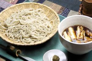 豊後高田産そば粉の十割そばに、弾力ある軍鶏肉と香ばしいねぎ、濃厚つゆを添えた一品