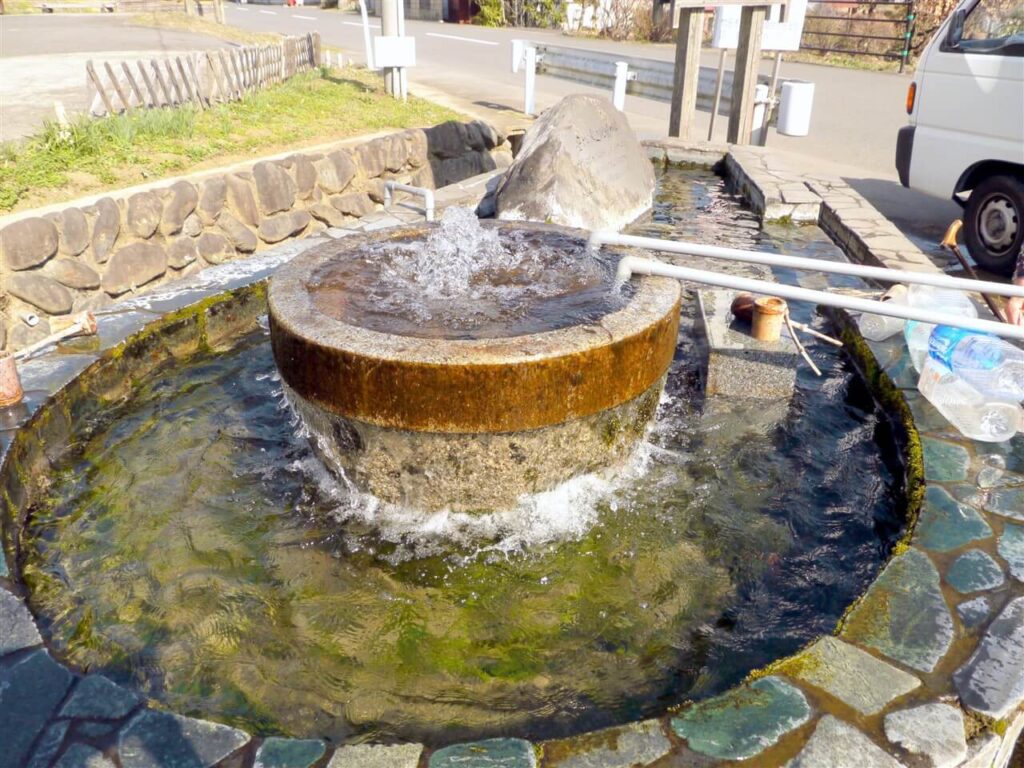 水温約16℃前後のひんやりとした名水が美しく湧き出る、河宇田湧水の透明感あためる水面