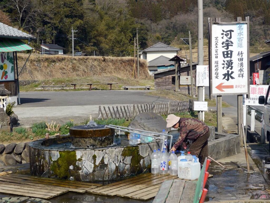豊富な湧水量を誇り連日多くの水汲み客が訪れる、竹田湧水群の人気スポット「河宇田湧水」の全景