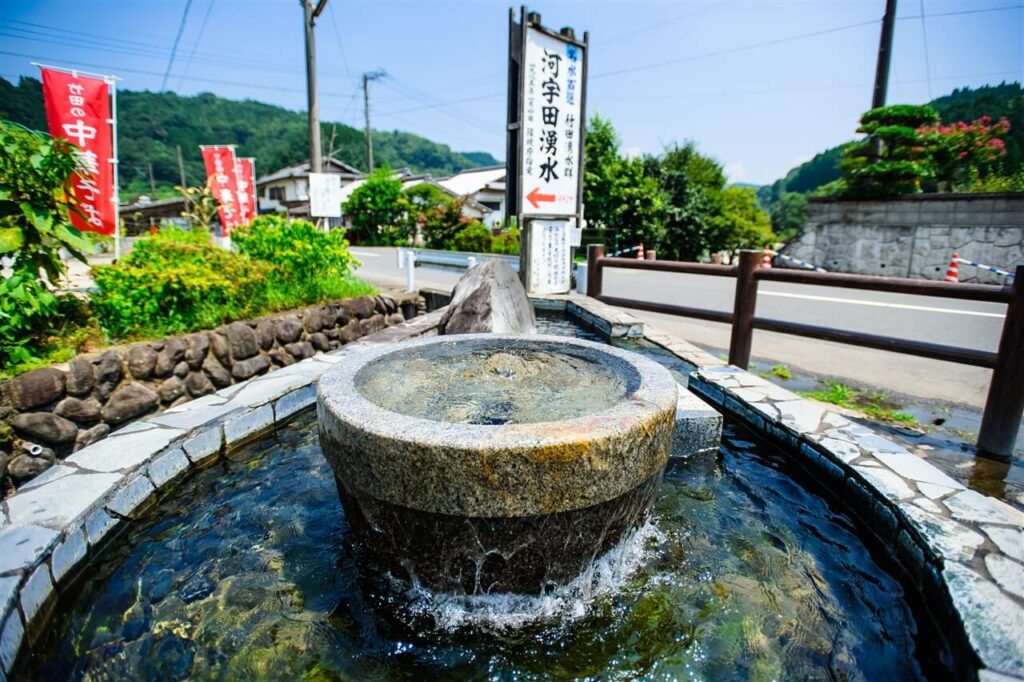 名水百選に選ばれた竹田湧水群の代表スポット、ひんやりとした涼感を楽しめる河宇田湧水の水場