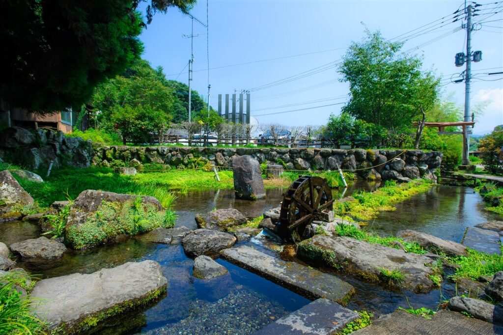 阿蘇山系の伏流水が湧き出る、竹田湧水群のひとつ「泉水湧水（せんすいゆうすい）」の透明度の高い水景