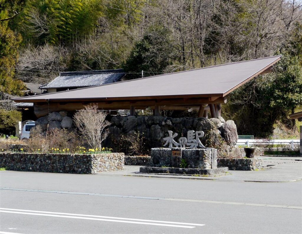車でのアクセスや休憩、お土産購入にも便利な小津留湧水（水の駅おづる）の建物外観
