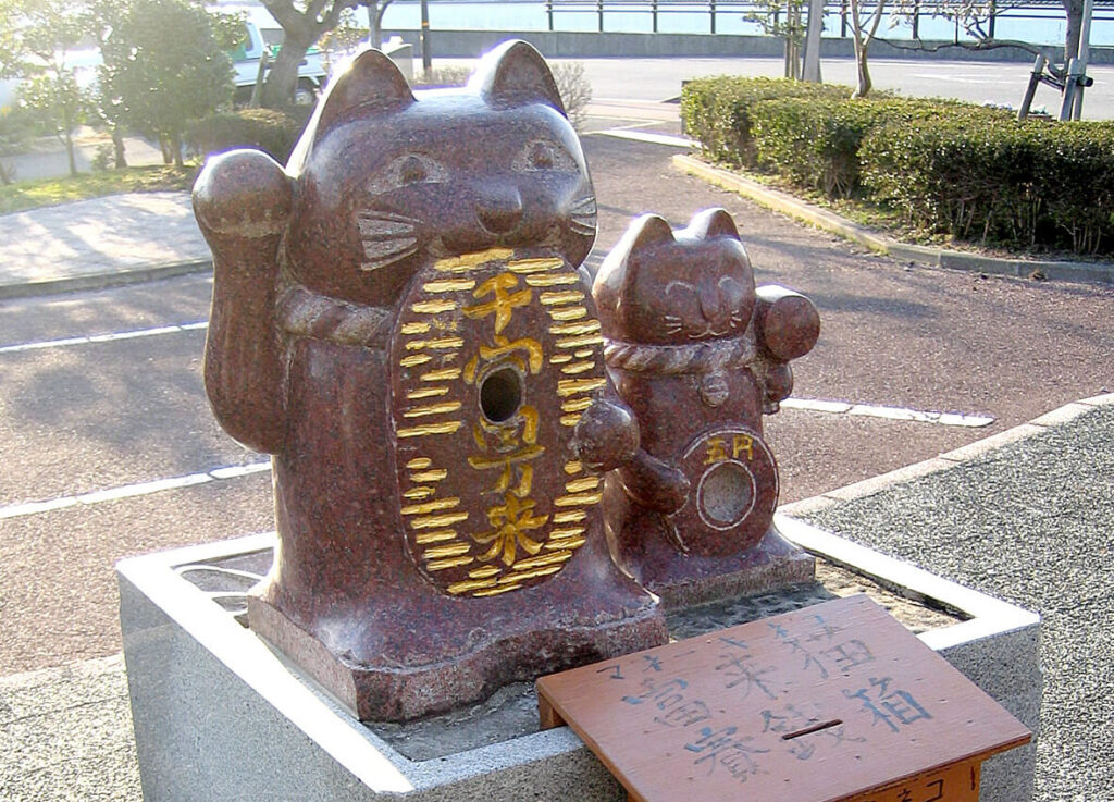 富来猫の賽銭箱｜富来神社の開運スポット