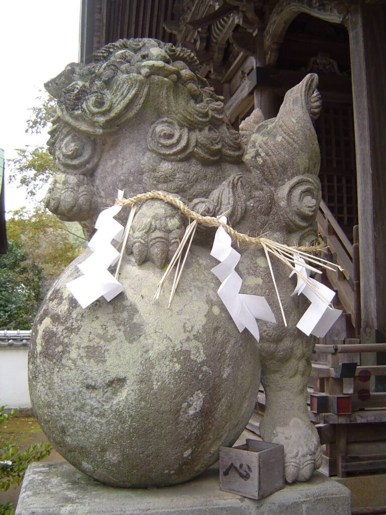 八坂社（富来神社）の立派な狛犬
