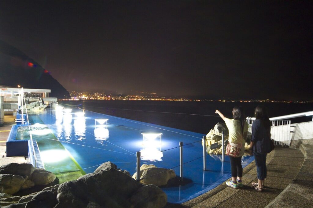 夜のうみたまご。ライトアップされた水槽と別府湾の夜景が美しいデートスポット