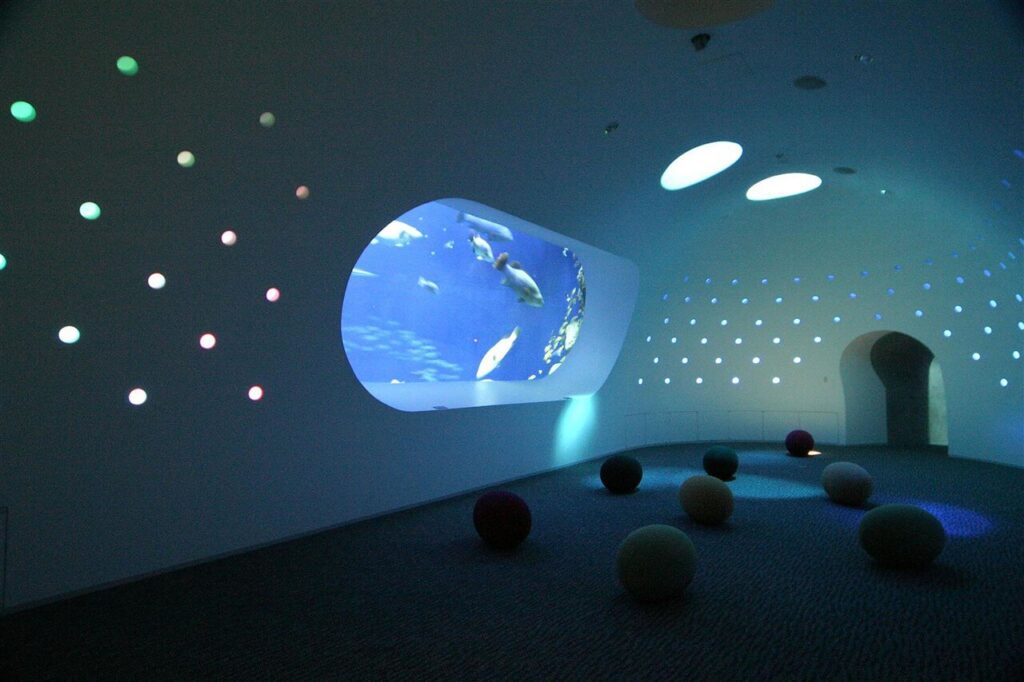 うみたまごの幻想的な館内。円形シートでゆったり水槽を眺める