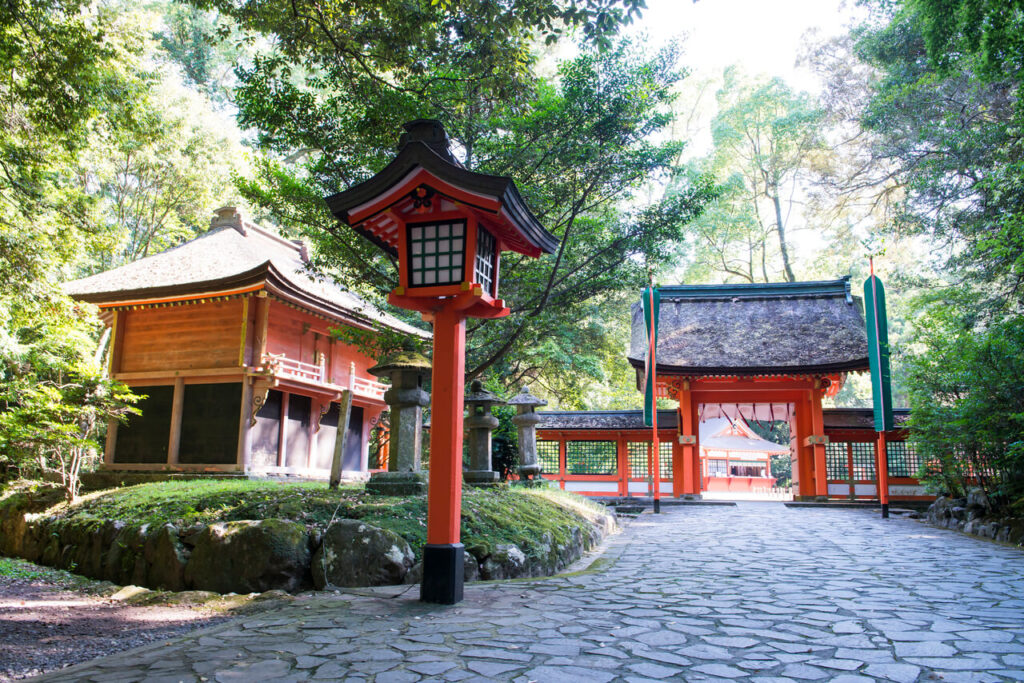 全国八幡宮の総本宮・宇佐神宮 下宮の荘厳な社殿風景