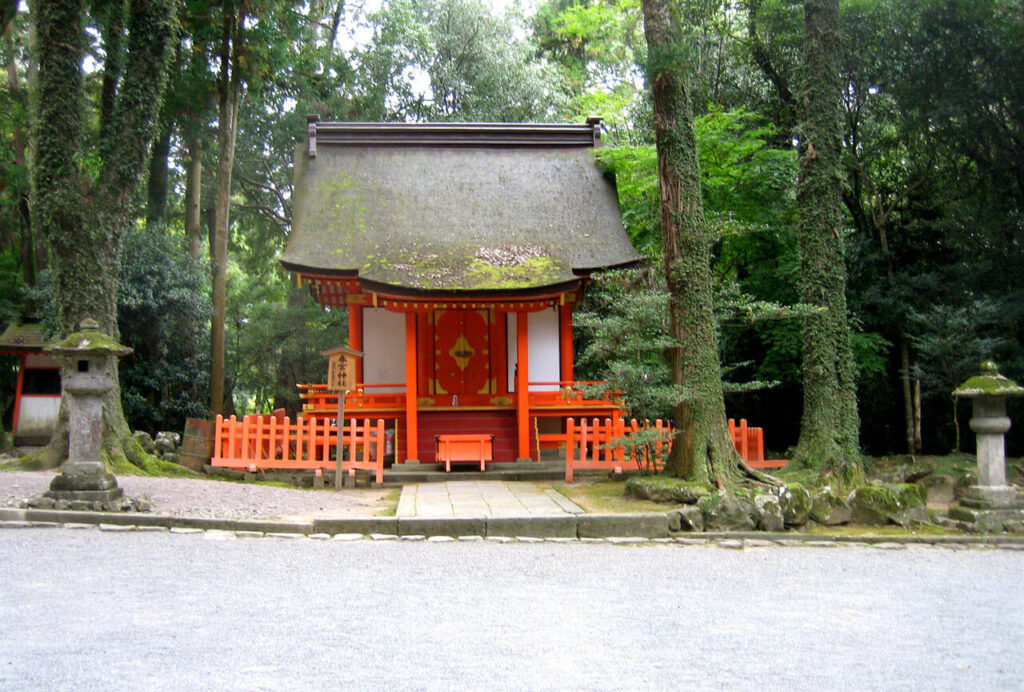 宇佐神宮 新宮町の社殿と静かな境内の風景