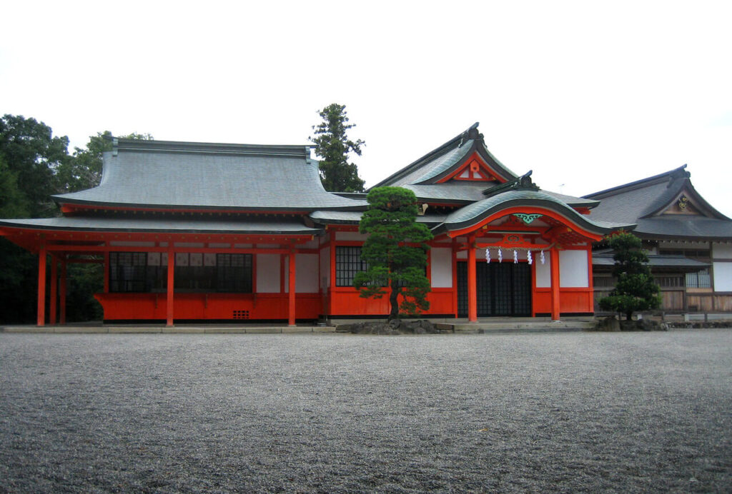 宇佐神宮 春宮神社の社殿正面｜境内に点在する歴史ある社殿の一つ