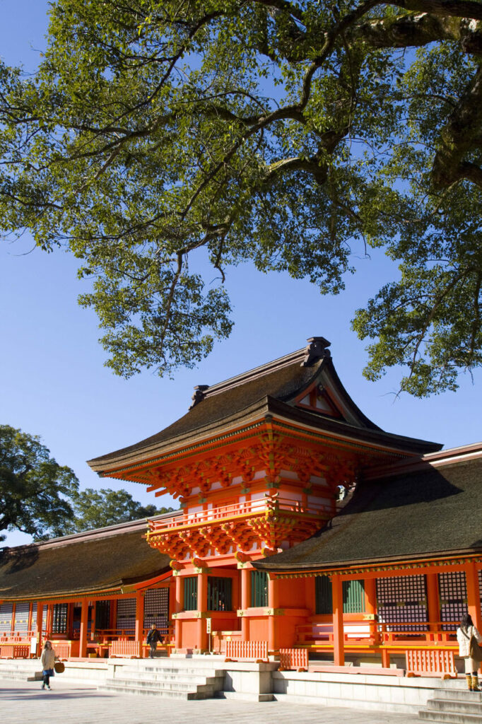 宇佐神宮 上宮の正面社殿を右側から撮影した参拝階段と賽銭所