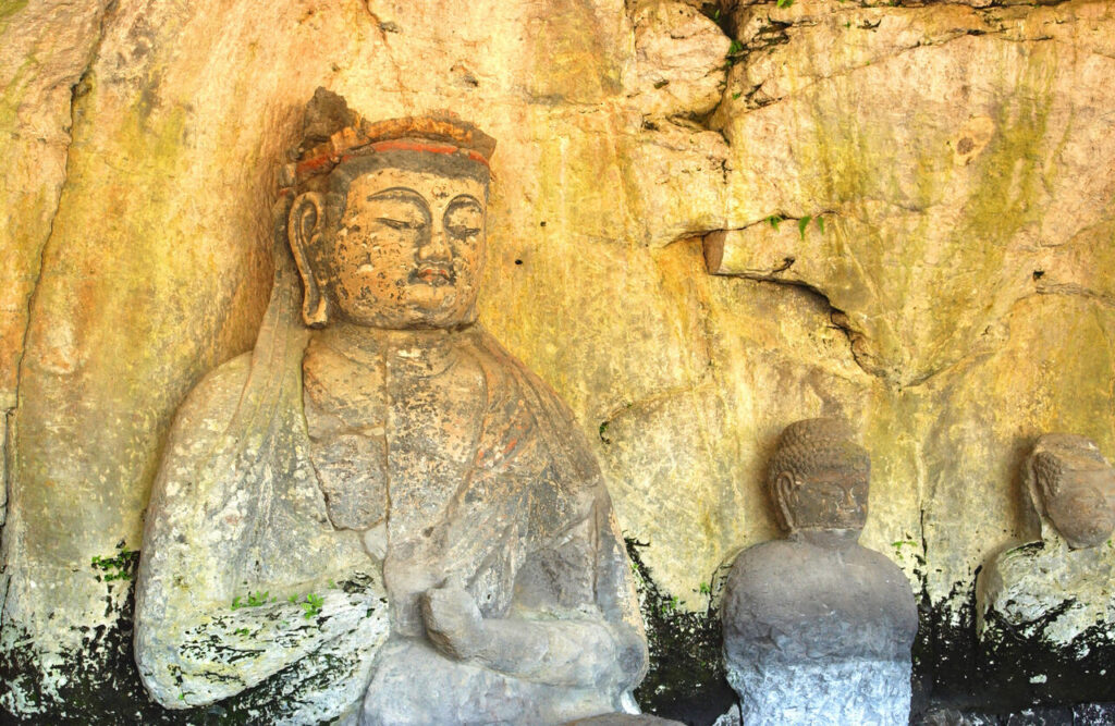 臼杵石仏 古園石仏と向かって左に並ぶ石仏群｜国宝の磨崖仏全景