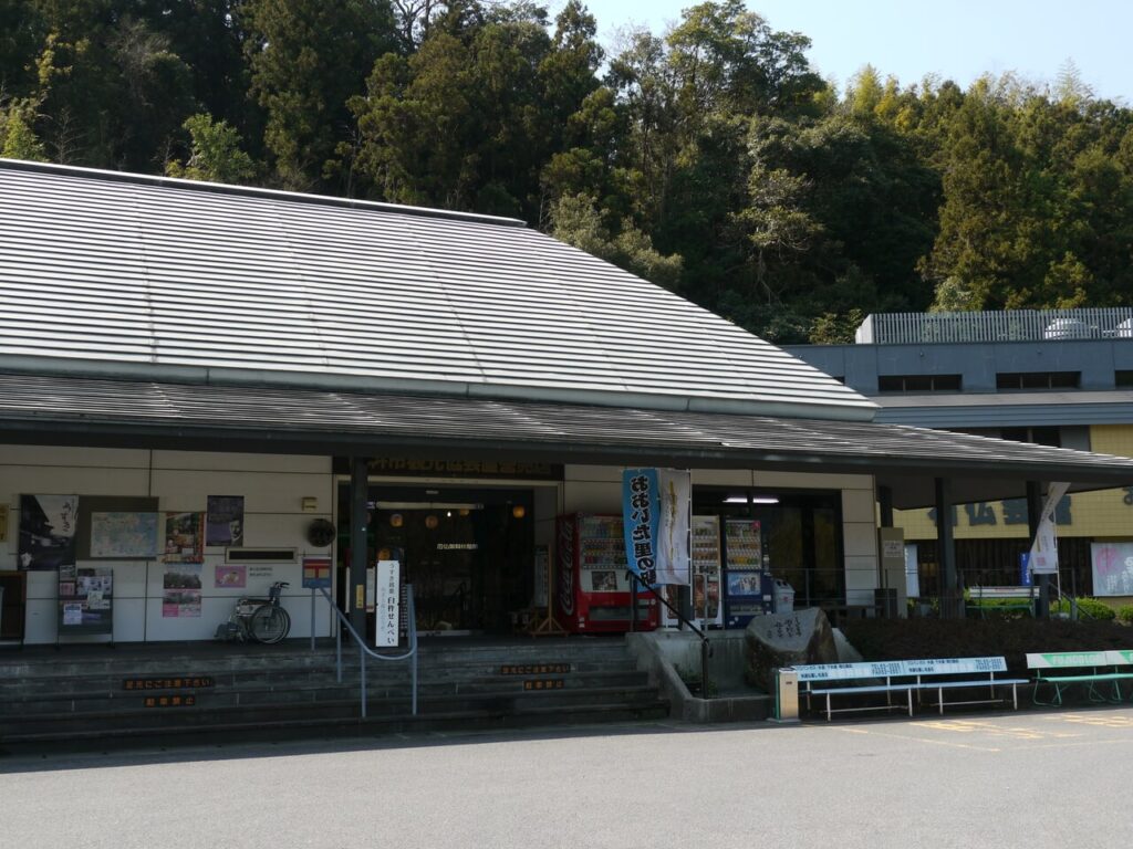 里の駅 石仏 外観｜地元特産品が並ぶ観光スポット 里の駅 石仏