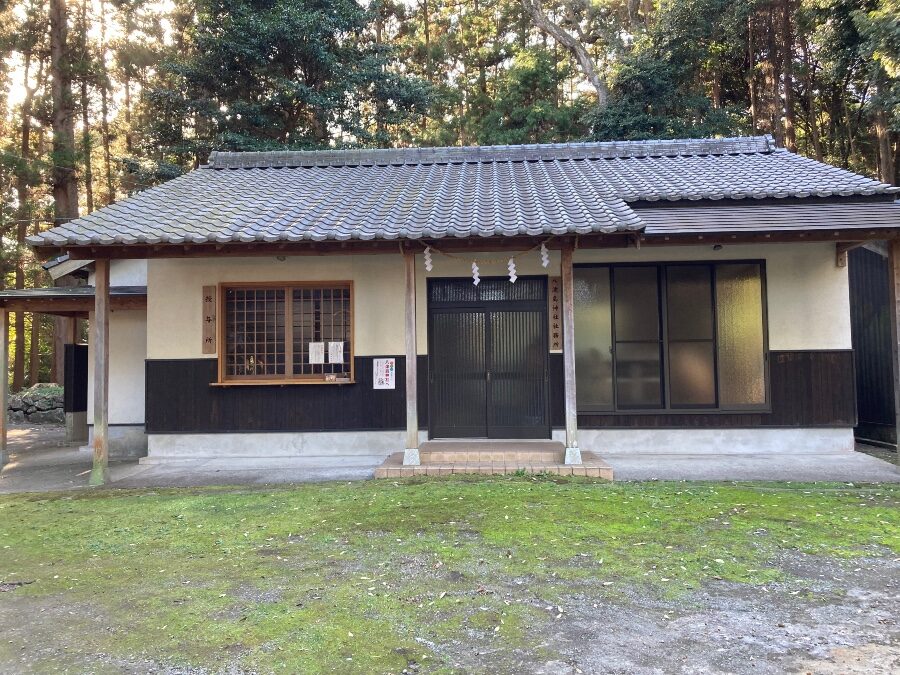 八津島神社の社務所全景、木造の落ち着いた建物と参拝者用の受付スペース（大分県日出町豊岡）