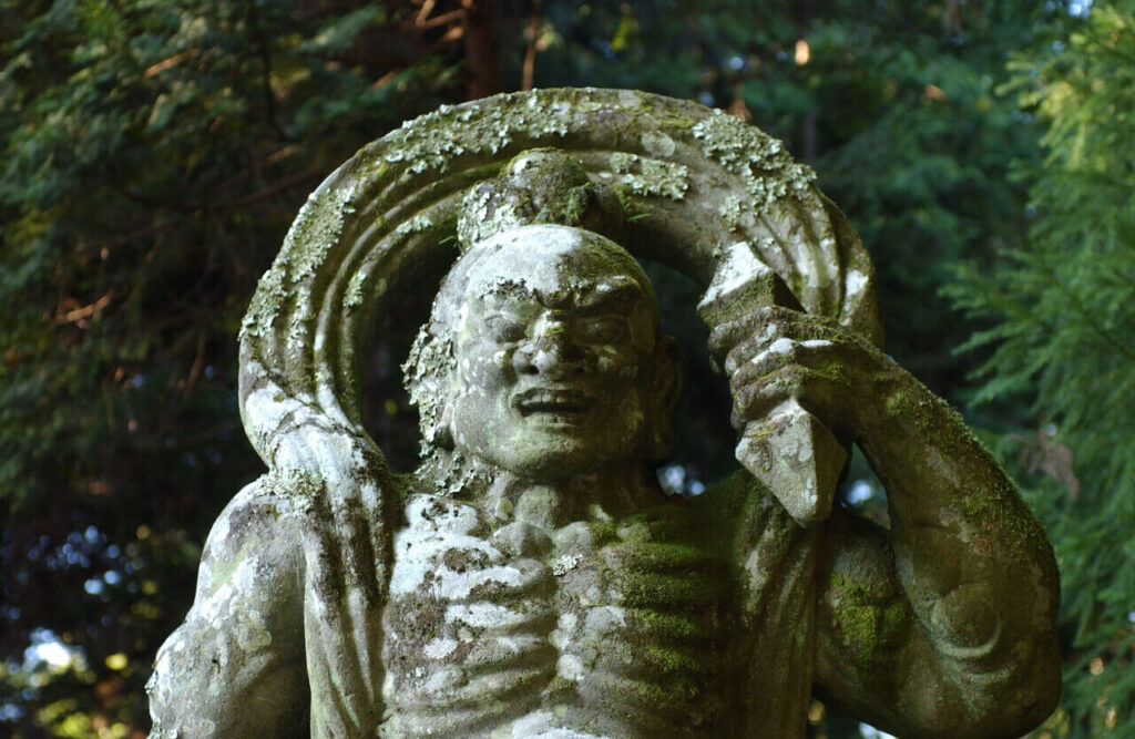 両子寺の入口に並ぶ石造仁王像の一体