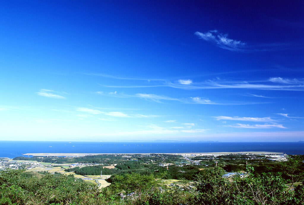 山地から国東市の市街地と海を望む安国寺集落遺跡周辺の地形