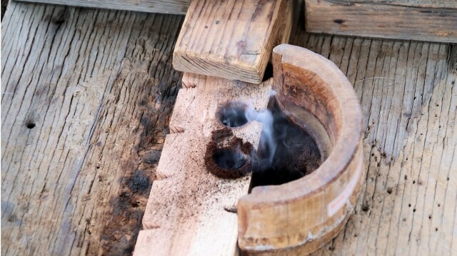 火起こし体験で煙が立ちのぼる瞬間の様子