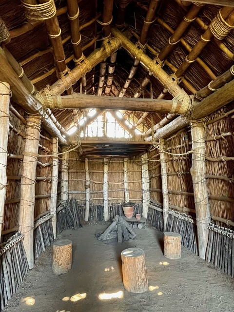 竪穴式住居の内部構造を再現した様子と中央に設けられた炉（いろり）