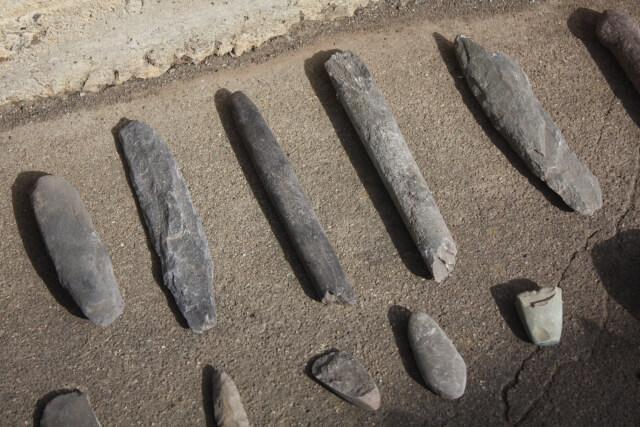 弥生時代に使用された他地域由来と考えられる出土石器の例