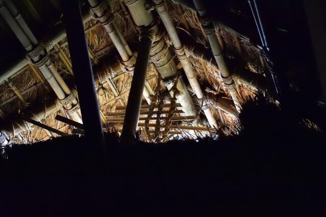 竪穴式住居に設けられた天窓と煙を逃がすための屋根構造