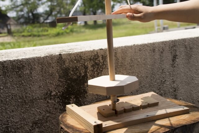 弥生時代の技法を学ぶ火起こし体験の様子