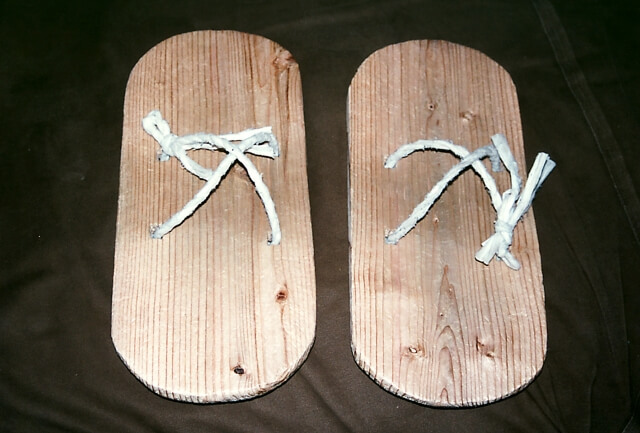 水田作業で足が沈まないよう工夫された弥生時代の田下駄の再現品