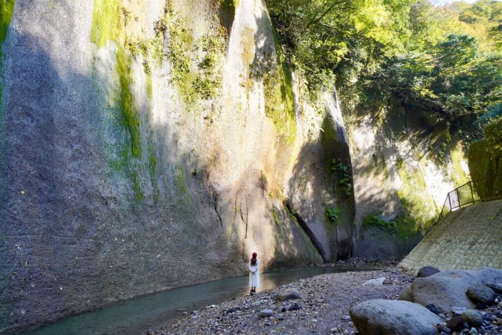 “写真家の聖地”としても知られる由布川峡谷の美しい水辺に佇む女性のポートレート撮影風景