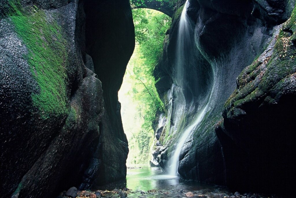 初夏の爽やかなひんやり気候に包まれた、岩壁から幾筋もの美しい滝が流れ落ちる由布川峡谷