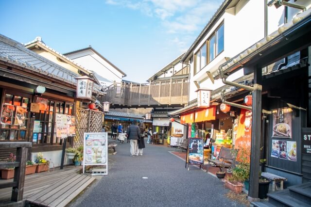 お土産店や飲食店が建ち並ぶ湯布院観光の中心地・湯の坪街道の散策路