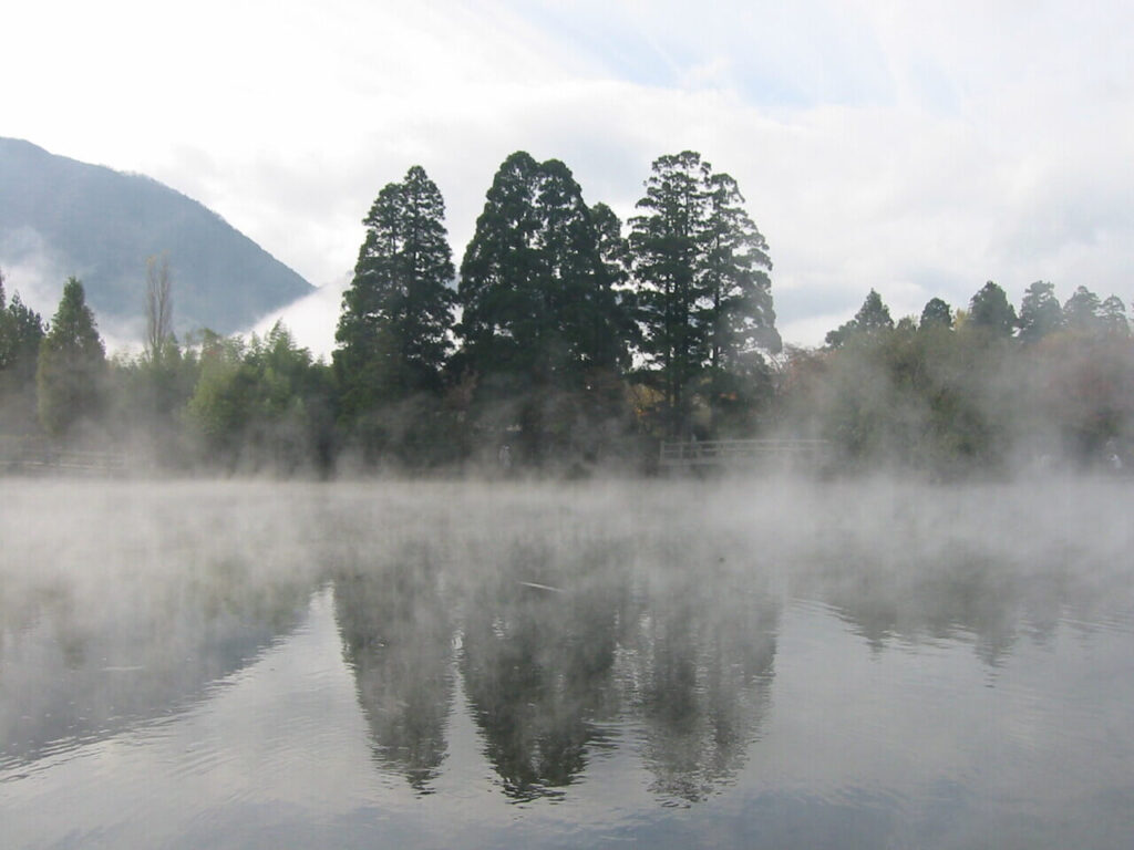 朝霧に包まれる金鱗湖