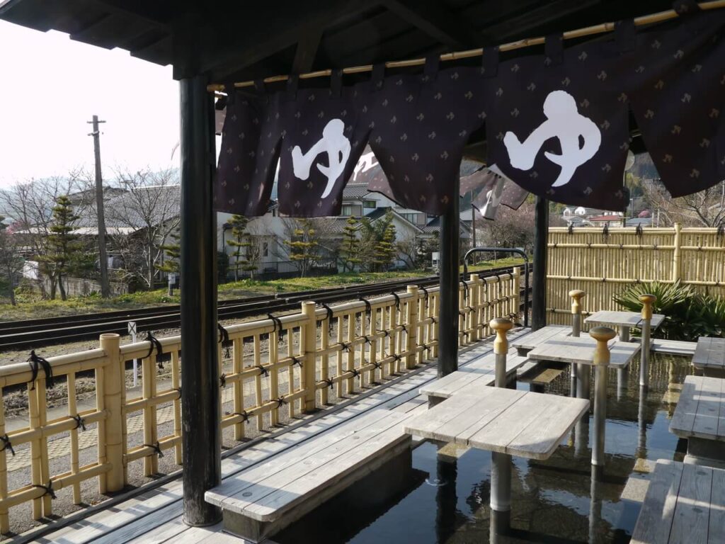 湯布院観光の締めくくりにおすすめな、JR由布院駅のホームにある足湯