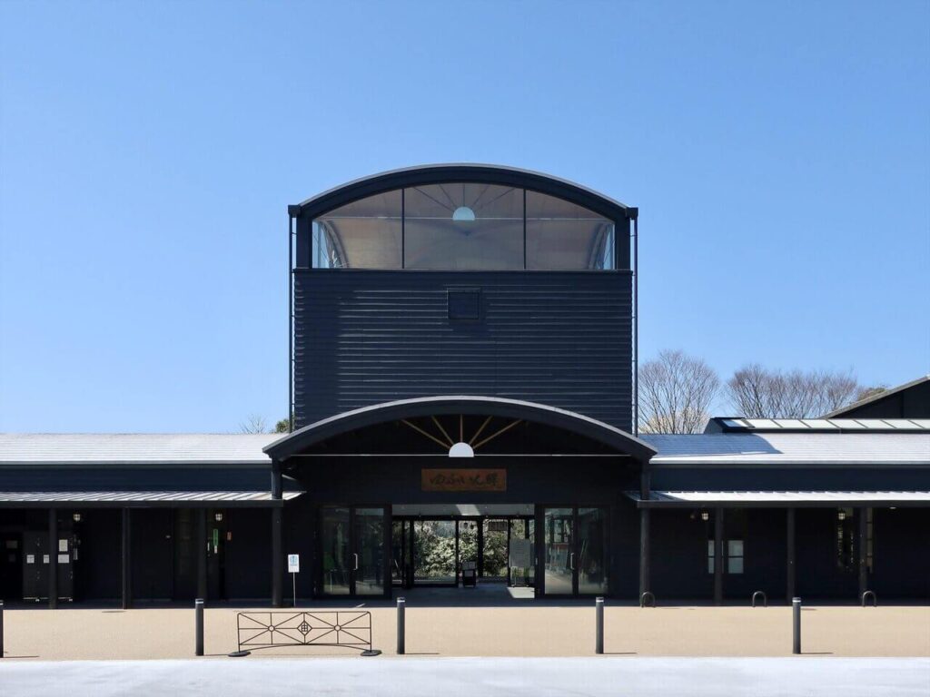 モダンな建築が美しい、大分県由布市にあるJR由布院駅の正面外観