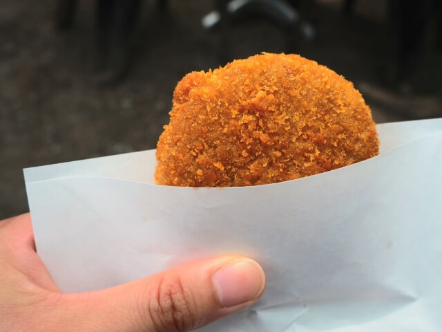 湯布院食べ歩きグルメの定番、サクサクに揚がった金賞コロッケ(イメージ画像)