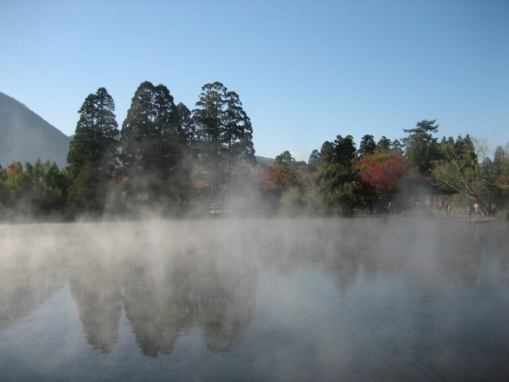 由布院金鱗湖の朝霧。水面から立ち上る霧が神秘的な絶景写真