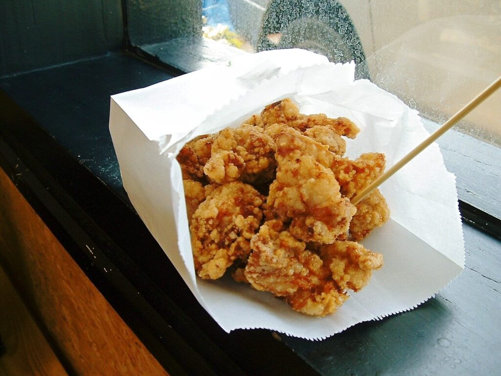 中津からあげの食べ歩きスタイル｜紙袋で楽しむ大分県中津市の人気グルメ