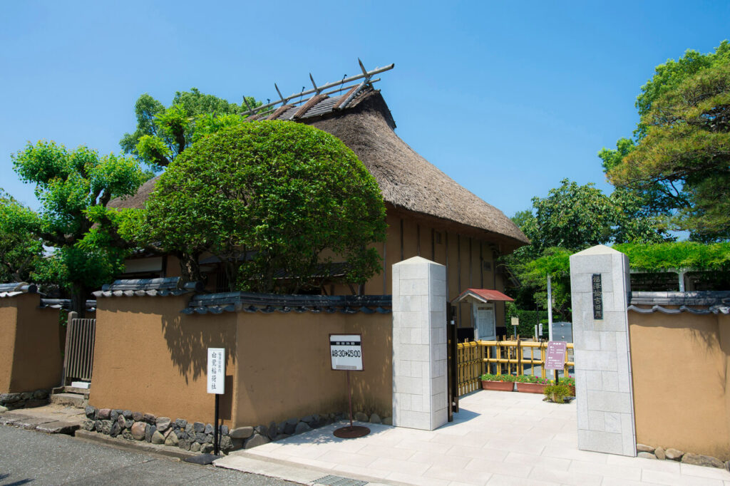 福沢諭吉旧居の入口と門構え｜大分県中津市に残る歴史的建造物の風景