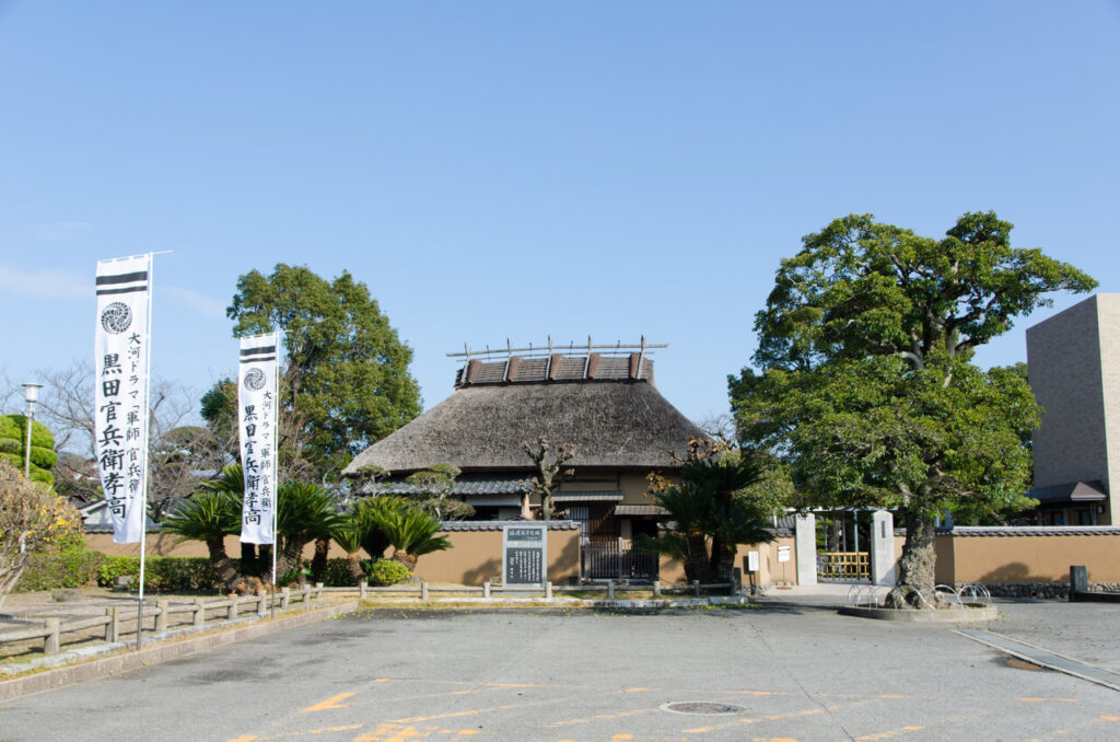 福沢諭吉旧居｜茅葺き屋根が残る国指定史跡・福沢諭吉が幼少期を過ごした家