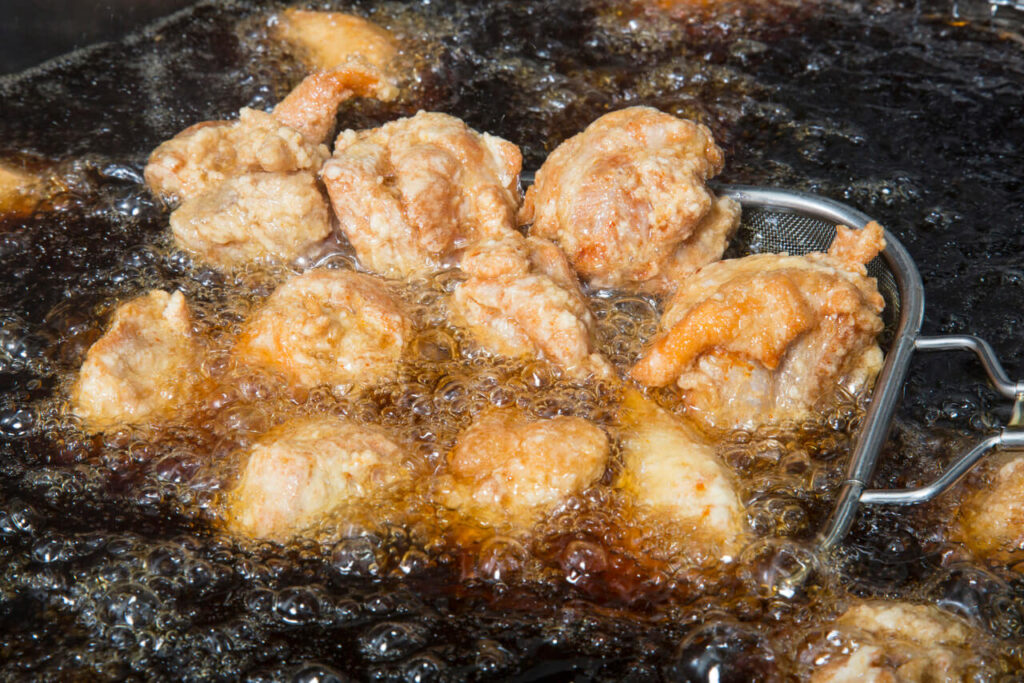中津からあげの調理風景｜醤油ダレに漬け込んだ鶏肉を揚げる大分名物グルメ